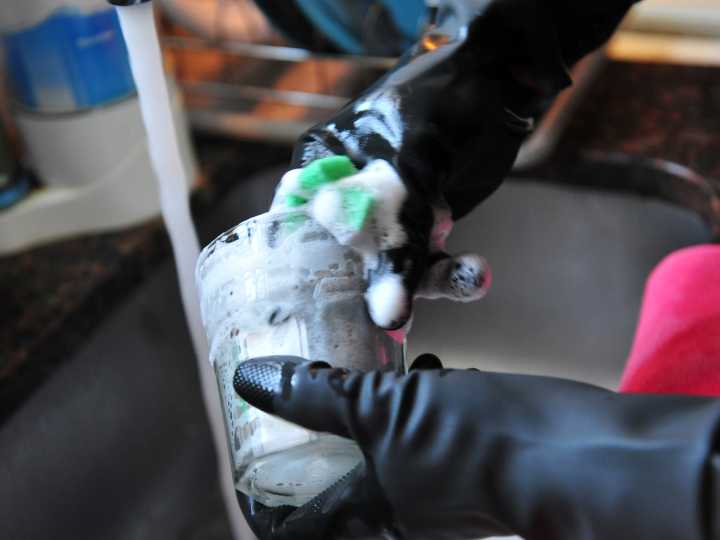 Reforma laboral de Milei y empleadas domésticas: qué cambia en el período de prueba, la jornada de trabajo y los recibos de sueldo