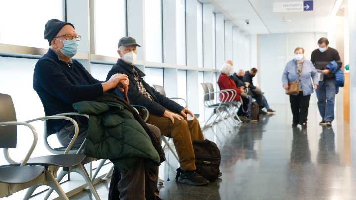 La mascarilla obligatoria en Cataluña por gripe: dónde, cuánto tiempo y quién debe llevarla