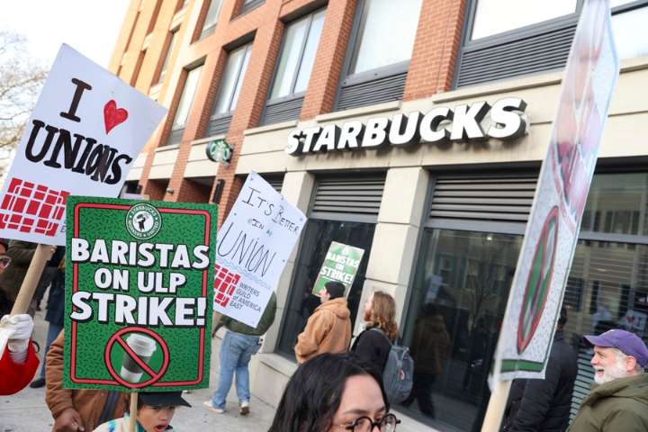 Nueva York y Starbucks acuerdan pago de 35 millones por violar derechos de trabajadores