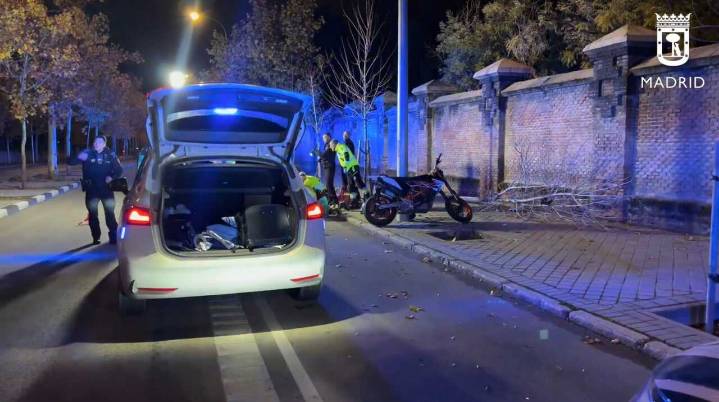 Fallece un motorista en Madrid tras chocar contra un árbol en la Avenida de Daroca durante la madrugada del jueves