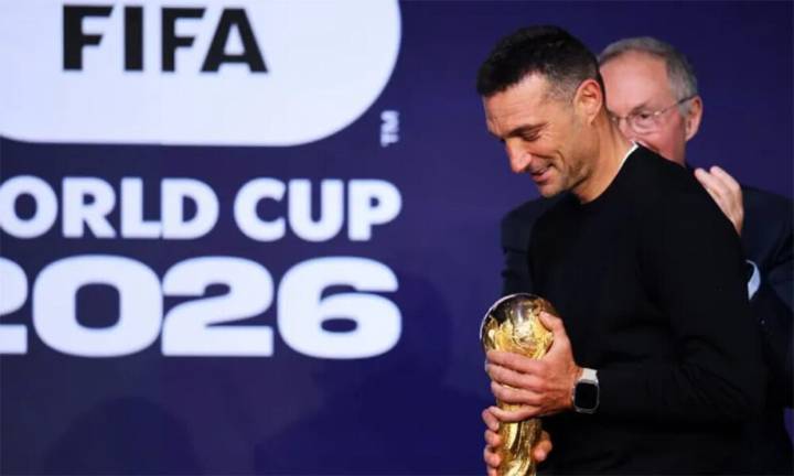 Infantino le pidió disculpas a Scaloni: dejó que tocara la copa del mundo sin guantes