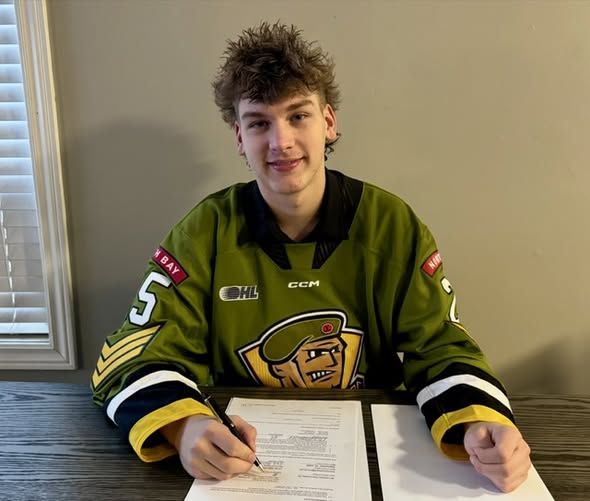 Lincoln Edwards signs on the dotted line with the North Bay Battalion