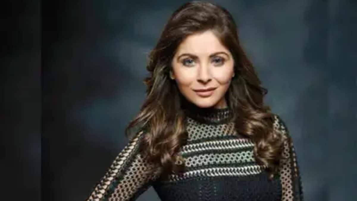 Kanika Kapoor Groped On Stage At MeGong Festival; Shocking Video Sparks Outrage Online