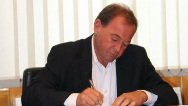 Dimite el alcalde socialista de Belalcázar tras decir a una empleada: "¿Me dejas que te lo coma?"