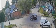Video: le robaron el auto a una maestra a la salida de una escuela en La Matanza y la arrastraron más de media cuadra
