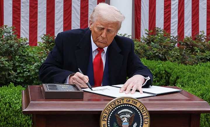 Donald Trump entregó medallas a los homenajeados del Centro Kennedy en la Casa Blanca y conducirá el evento central