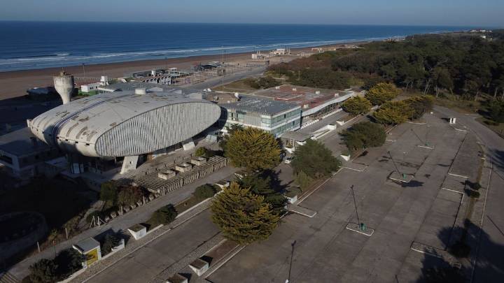 “Desolador estado ruinoso”. Subastarán un emblemático complejo de Necochea que sufre años de abandono y vandalismo