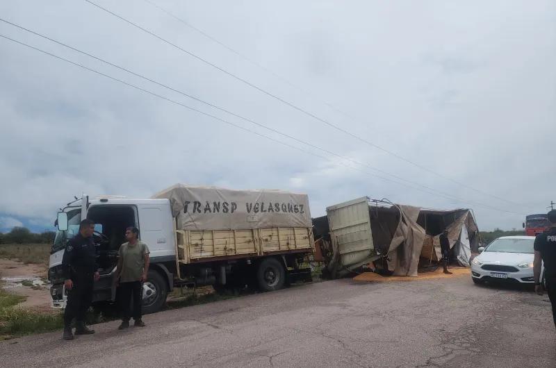 Camionero "mordió" la banquina y "voló" el maíz en toda la ruta 21