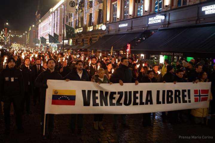 La marcha de las antorchas en Oslo y el saludo de los hijos de María Corina Machado