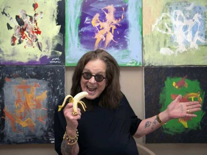 Insólito legado de Ozzy Osbourne: una colección de cuadros pintados junto a chimpancés