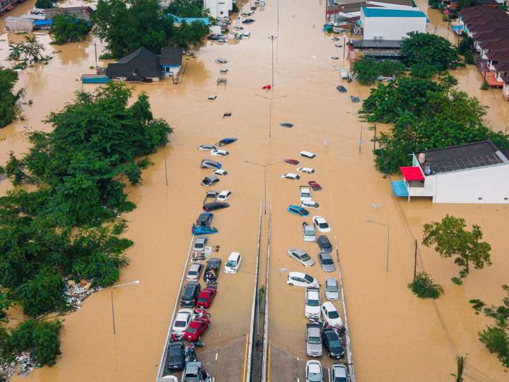 Inundaciones en Asia dejan más de 1.500 muertos y caos total