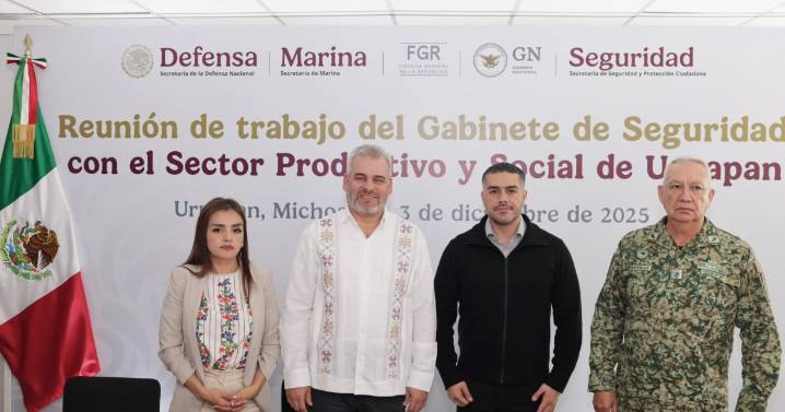 A un mes del homicidio de Manzo, Harfuch regresa a Uruapan y se reúne con alcaldesa