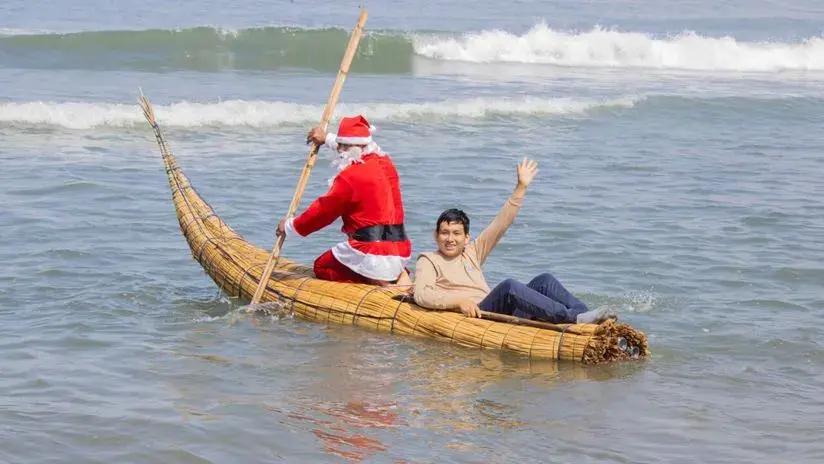 Trujillo: pescadores realizaron paseos turísticos vestidos de Papá Noel con caballitos de totora [VIDEO]
