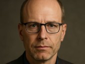 Las decisiones sobre el futuro de la IA se están tomando en círculos pequeños, mientras la gente común pelea por posturas estériles.