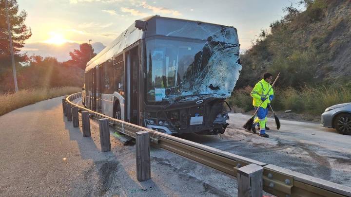 Tres heridos, uno en estado grave, tras la colisión entre un autobús y una ambulancia en Badalona