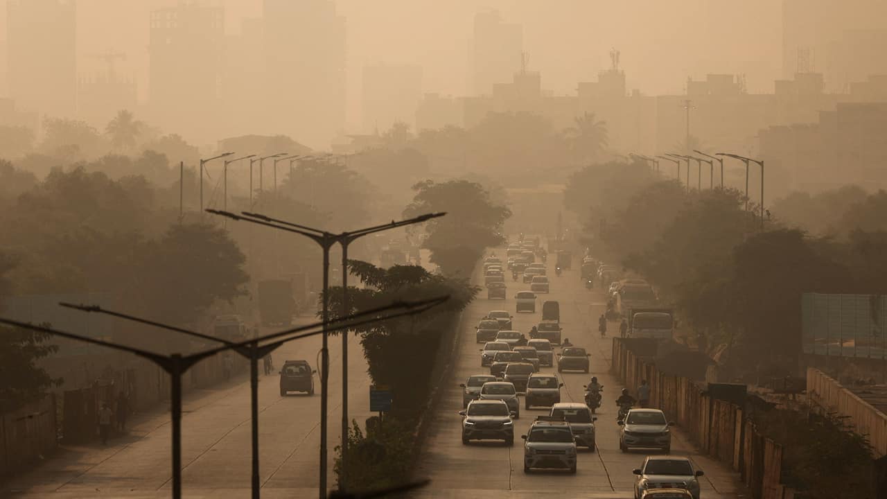 Delhi air quality dips to 'very poor' as smog persists; AQI at 303