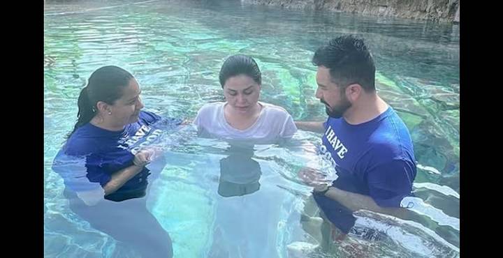 Gomita se bautiza a los 31 años y comparte emotivo mensaje de fe