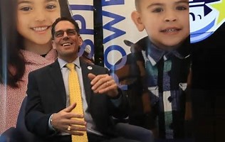 La Junta Escoalr del Distrito Escolar Independiente de El Paso contrata formalmente al doctor Brian Lusk como nuevo superintendente