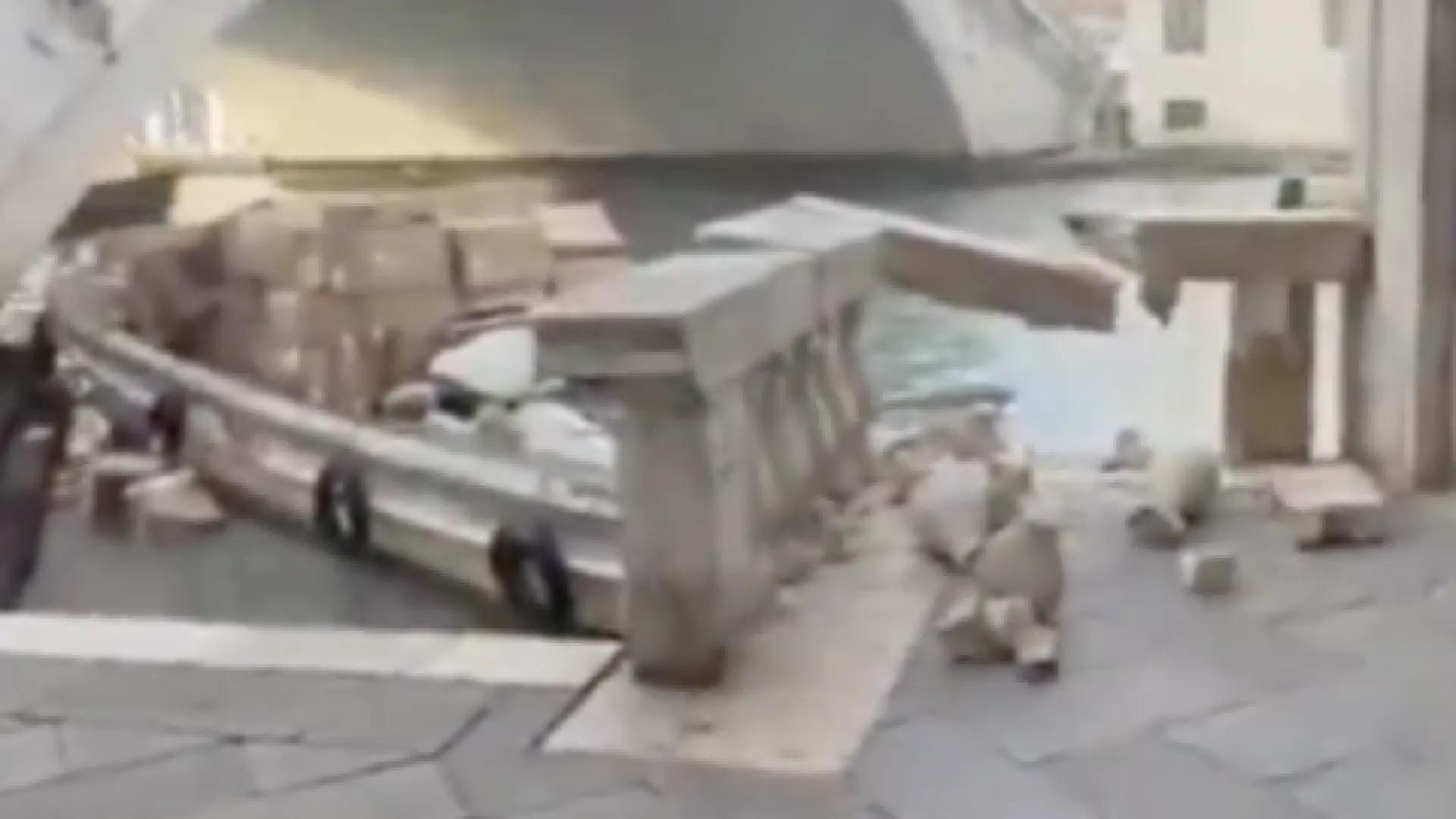 Una mujer roba un barco en Venecia y lo estrella contra el Puente de Rialto