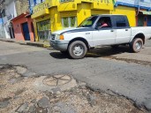 Huecos de la calle Junín con Barreto ponen en peligro a peatones y conductores de Maturín