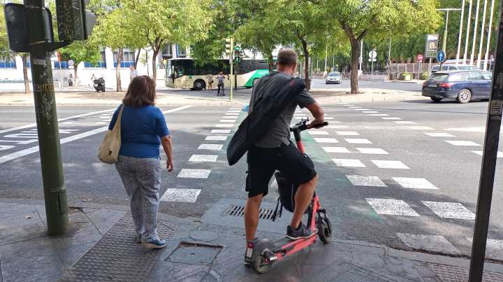 El Ayuntamiento endurece la ordenanza de patinetes eléctricos y prohibirá circular sin casco y sin chaleco