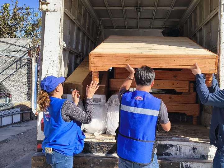 Entregan insumos básicos a damnificados por siniestros