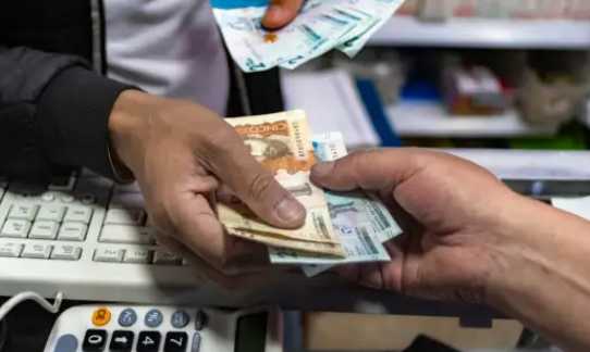 Gobierno, sindicatos y empresarios siguen en negociación por el salario mínimo de 2026 en Colombia