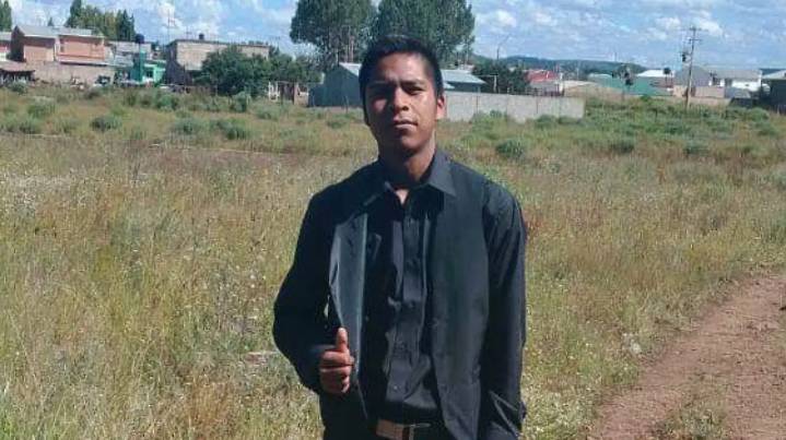 Fidel camina más de 7 horas para llegar a la universidad en la Sierra Tarahumara