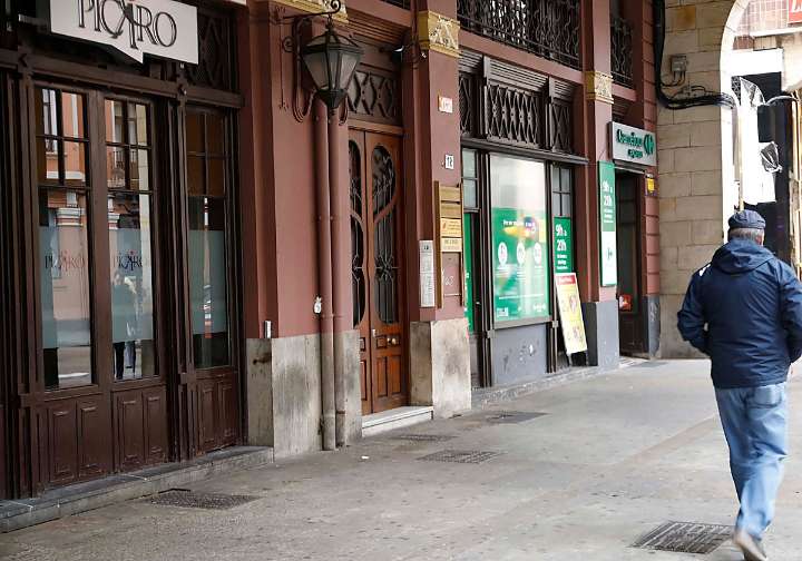 El Pícaro cierra después de más de 20 años en la zona de Fomento, en Gijón, para ampliar el supermercado colindante