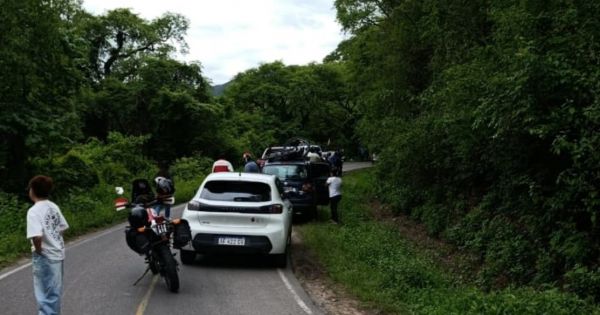[URGENTE] Desbarrancó un vehículo en la cornisa: una camioneta se habría dado a la fuga