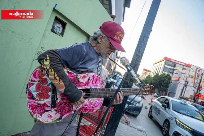 Adrián, el músico de la avenida Revolución que no renuncia pese a los obstáculos