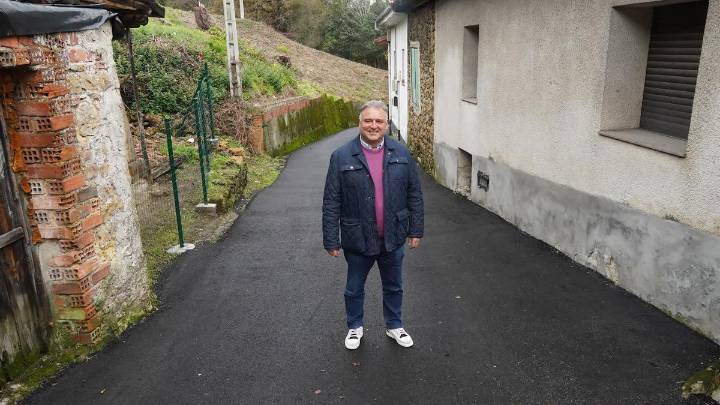Siero mejora el camino de acceso a El Cuto, la "pequeña Laponia" que destaca por su espectacular decoración navideña