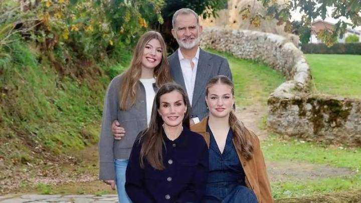 Los reyes y sus hijas felicitan las Navidades 'desde' Asturias