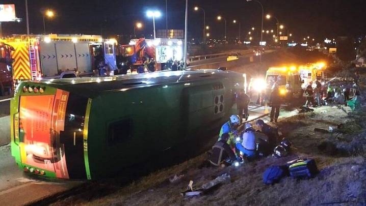 Al menos 8 muertos y 16 heridos tras salirse de la carretera y volcar un autobús