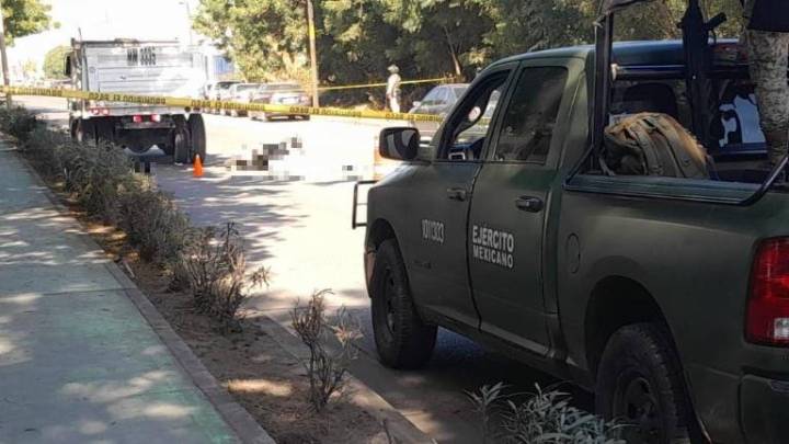 Joven motociclista muere tras chocar contra camión de volteo en el Fraccionamiento San Jorge, en Mazatlán