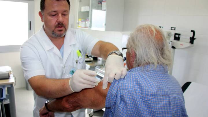 Catalunya comienza este lunes a vacunar de la gripe a toda la población antes de llegar al pico de contagios