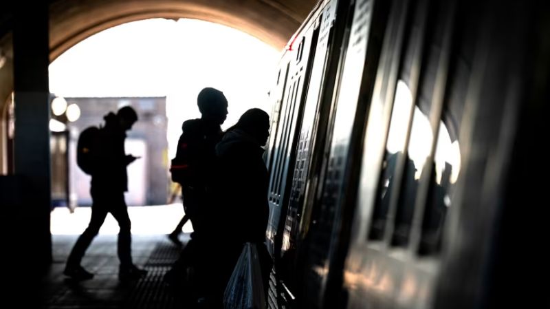 Los estadounidenses menores de 30 años están bajo "presión profunda" y desconfían de las instituciones, según una encuesta