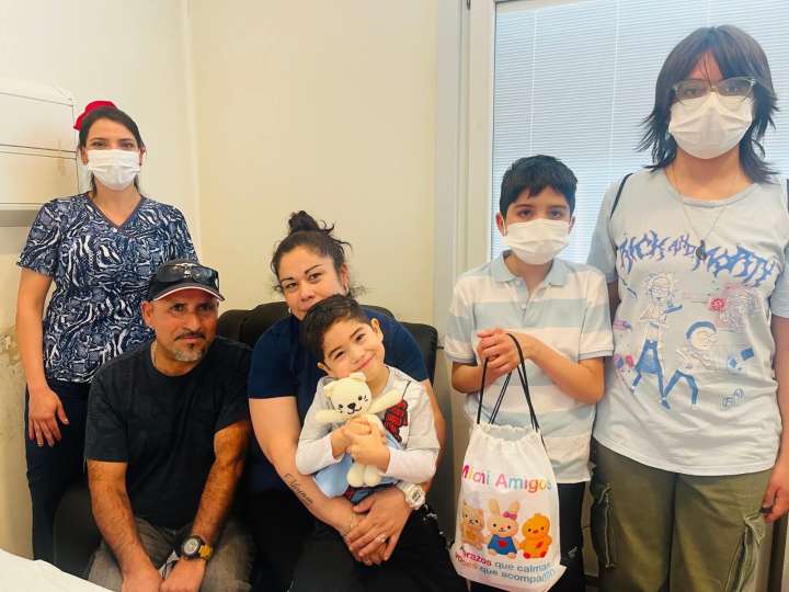 “Mishi Amigo”: estudiantes de San Rafael crean peluches terapéuticos con voz materna para calmar ansiedad infantil