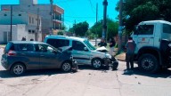 Violento triple choque en una transitada esquina dejó serios daños materiales