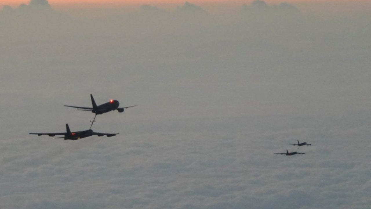 Fuerzas Aéreas de Estados Unidos revelan imágenes de sobrevuelos de bombarderos B-52 en apoyo a operación Lanza del Sur cerca de Venezuela