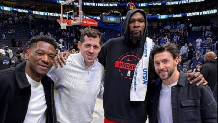 Penguins Malkin shares picture with teammates, NBA superstar Durant