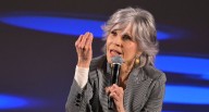 Actriz Jane Fonda advierte que compra de Warner por Netflix amenaza a toda la industria