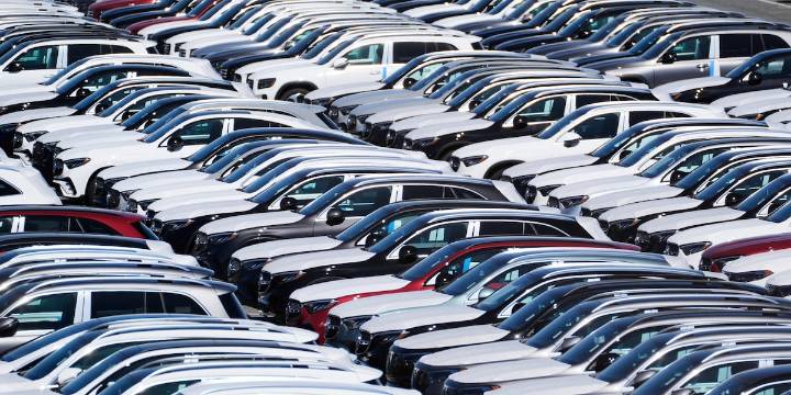 Trump plans to weaken vehicle mileage rules that limit air pollution