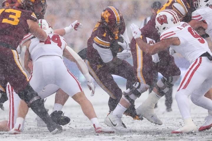 Deadspin | Minnesota retains Paul Bunyan's Axe in the snow against Wisconsin