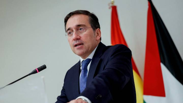 Albares pide que la crisis en Venezuela se resuelva "por medios pacíficos" en plena escalada de tensión con EEUU