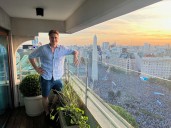 “La parrilla es mi tradición argentina favorita”. Entre Nueva York y Buenos Aires, vino de visita y armó una empresa de muebles