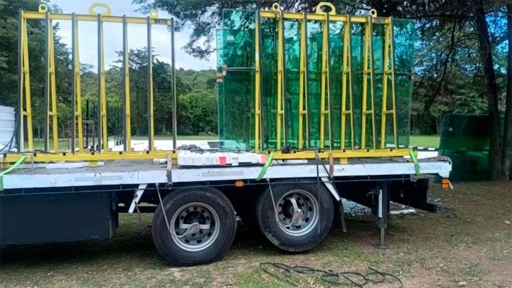 Tragedia en Córdoba: un joven murió aplastado mientras descargaba placas de vidrio