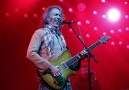 Tres horas de furia y ternura con Robe en Gijón: «Dejad los putos móviles»