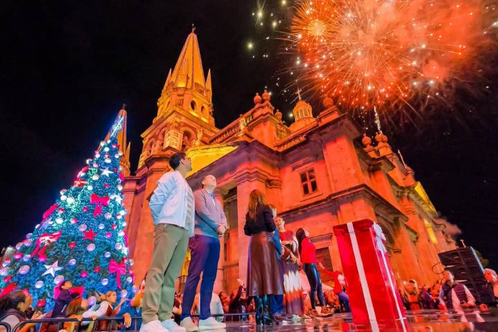 Con el encendido del Árbol Navideño en Paseo Fray Antonio Alcalde, inicia el Festival de Invierno Ilusionante 2025