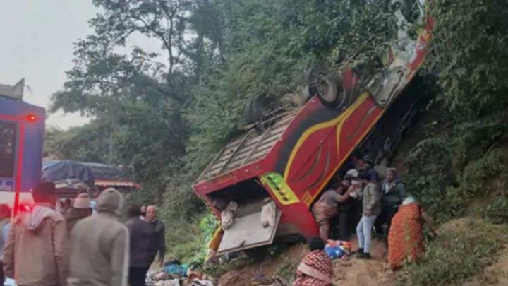 What caused the Andhra Pradesh bus accident which killed 9 people and injured 22?